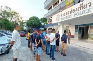 Touristenpolizei von Phuket nimmt illegale ausländische Reiseleiter fest