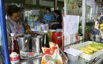 Erfrischende Getränke von thailändischen Straßenhändlern probieren