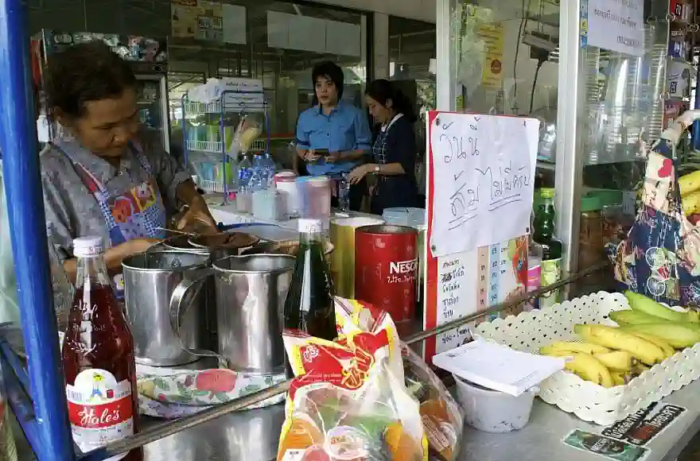 Erfrischende Getränke von thailändischen Straßenhändlern probieren Erfrischende Getränke von thailändischen Straßenhändlern probieren