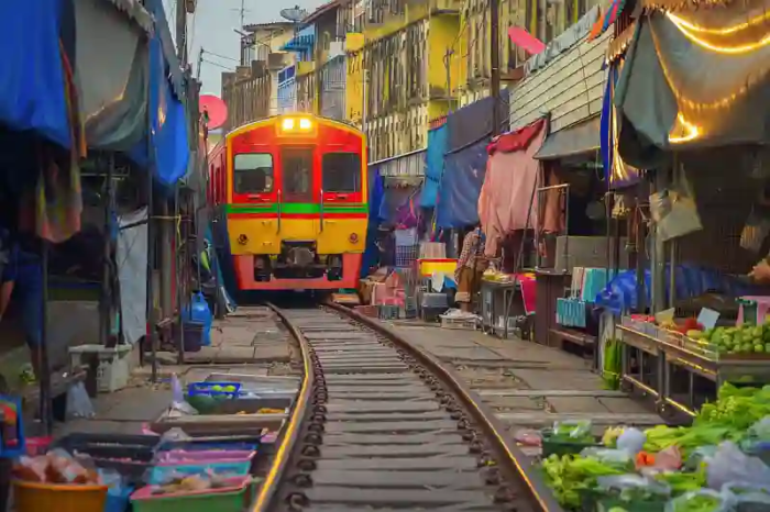 Riskantes Einkaufen auf dem Mae Klong Railway Market: Thailands gefährlichster Markt Riskantes Einkaufen auf dem Mae Klong Railway Market: Thailands gefährlichster Markt