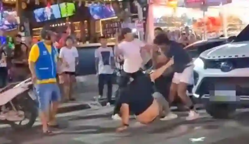 Schlägerei auf der Bangla Road: Taxifahrer und Tourist geraten in viralem Showdown aneinander