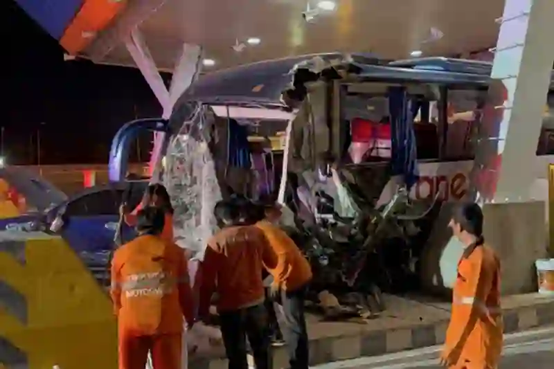 32 Verletzte bei Unfall mit russischem Touristenbus an Mautstelle in Pattaya