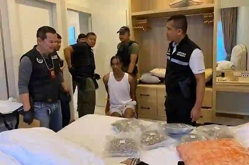 Sechs Briten in Phuket wegen Cannabis- und Lachgasbesitz verhaftet Die festgenommenen Personen wurden wie folgt identifiziert