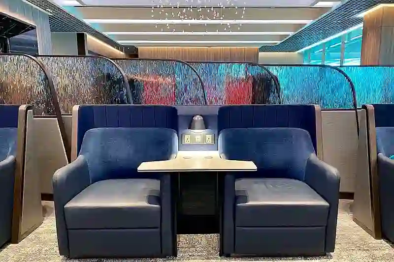 Diese Einrichtungen hinken jedoch immer noch hinter den hochmodernen Lounges in Terminal 3 her die mit einer kurzen Fahrt mit dem SkyTrain erreichbar sind