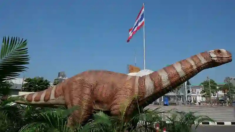 In Zusammenarbeit mit der Stadt Pattaya wird der Park zu diesem Anlass riesige realistische Dinosauriermodelle ausstellen