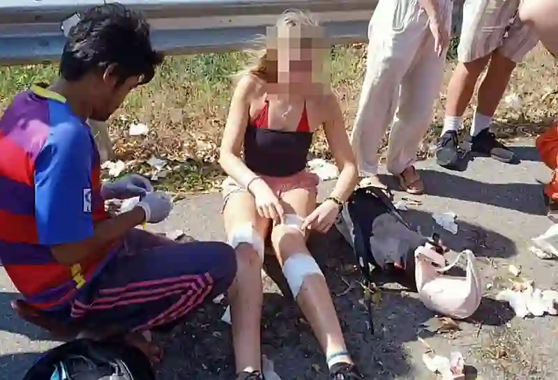 Schnellboot britischer Touristen rast in thailändischen Mangrovenwald