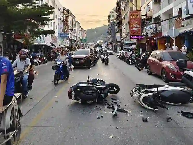 Betrunkener französischer Tourist stößt mit Polizisten in Patong zusammen und wird sofort festgenommen