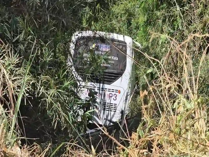 Touristenbus stürzt in eine Schlucht in Phuket – neun Verletzte.