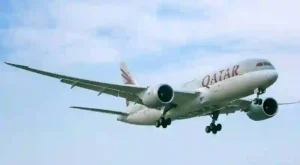 Qatar Airways spricht Passagier an, der neben toter Frau sitzt