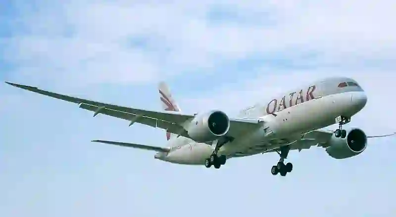 Qatar Airways spricht Passagier an, der neben toter Frau sitzt