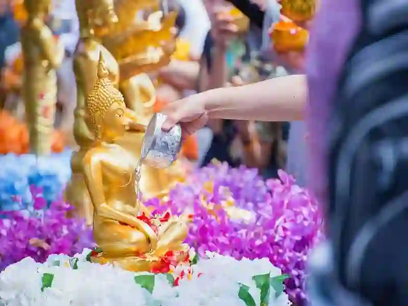 Songkran? Traditionell oder Wasserschlacht in Thailand Song Nam Phra