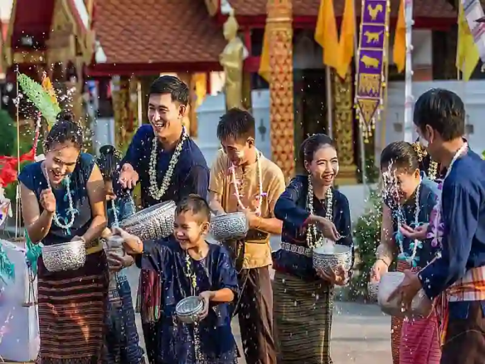Songkran? Traditionell oder Wasserschlacht in Thailand Songkran? Traditionell oder Wasserschlacht in Thailand
