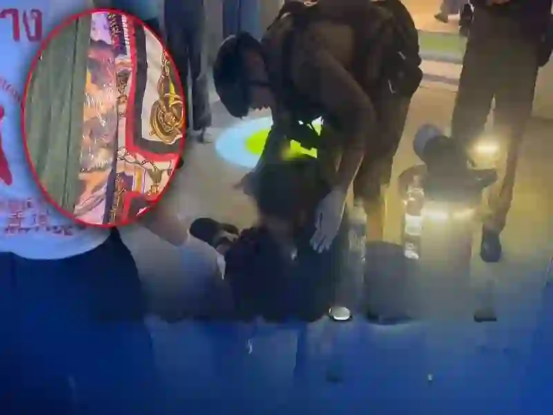 Aufgebrachter Tourist bei Songkran in Pattaya mit Wasserpistole gestoppt der farang Einsatzort eintrafen