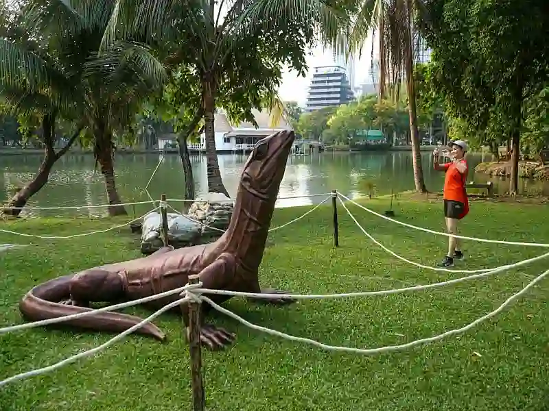 Riesige Waran-Statue lockt Menschenmassen in Bangkoker Park Bindenwaran ein wichtiger Aasfresser