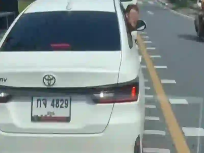 VIDEO: Ausländischer Mann ohrfeigt Taxifahrer in Phuket und rammt Lieferwagen Dashcam Aufnahmen