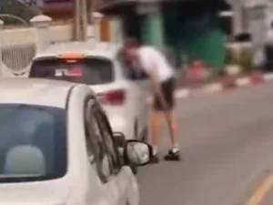 Ausländischer Mann ohrfeigt Taxifahrer in Phuket und rammt Lieferwagen