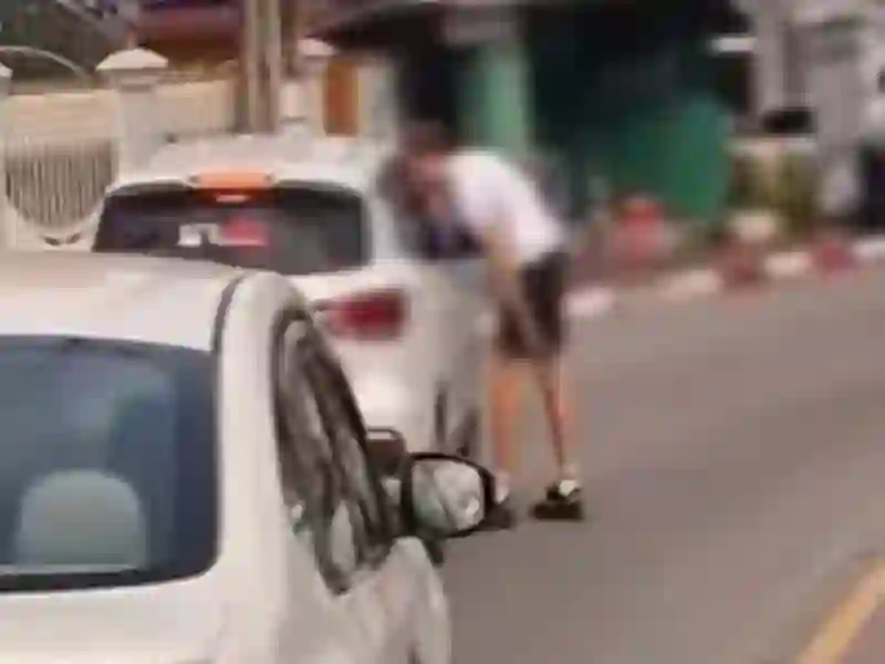 Ausländischer Mann ohrfeigt Taxifahrer in Phuket und rammt Lieferwagen