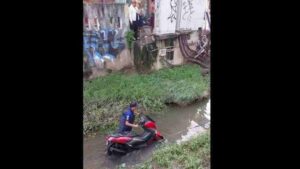 Motorrad in den Patong Kanal