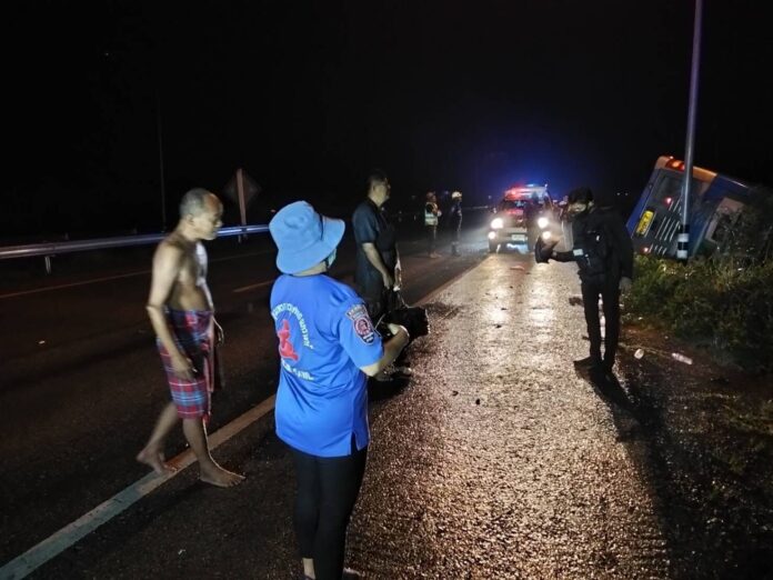 Busunfall zwischen Bangkok und Koh Samui fordert neun Verletzte, zwei davon schwer Unfallursache