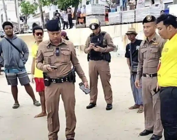 Die Polizei untersucht den Tod eines Touristen, nachdem ein Freund die Leiche identifiziert hat, die in der Nähe einer beliebten Sehenswürdigkeit gefunden wurde.