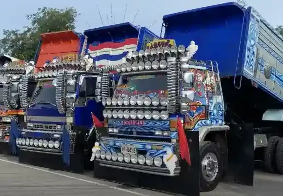 Die dekorativen Lackierungen und Modifikationen an thailändischen Fahrzeugen, die aus Gründen durchgeführt werden, die Sie vielleicht nicht erwartet hätten