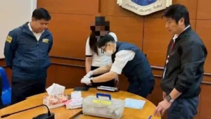 Vor seiner Festnahme am Flughafen plante der mutmaßliche Vermittler die Flucht nach Hongkong.