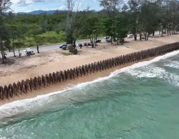 Das Projekt soll die Küstenlinie stabilisieren und gleichzeitig Abwasser- und Erosionsprobleme im Sirinat-Nationalpark lösen