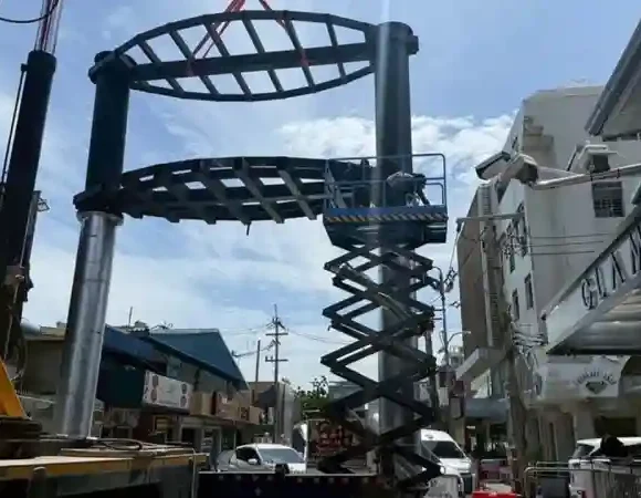 Spektakuläre digitale Anzeige sorgt für Aufsehen, doch Anwohner fordern Maßnahmen gegen das chronische Verkehrschaos