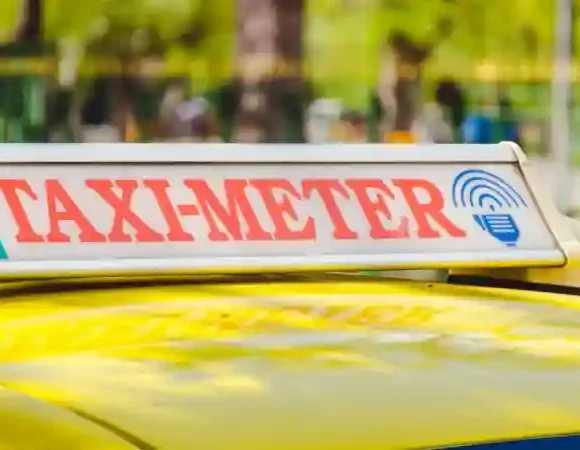 Grüne, gelbe, rosa, orange oder blaue Taxis – Sie haben sie wahrscheinlich schon einmal gesehen. Aber lassen Sie uns genauer hinschauen