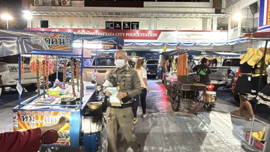 Die Polizei von Pattaya geht hart gegen illegale Verkäufer vor pattaya festnahme