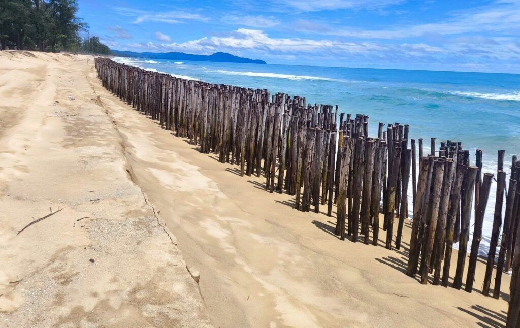 Phuket-Sandzaunprojekt zur Bekämpfung der Küstenerosion gestartet zaunstrand