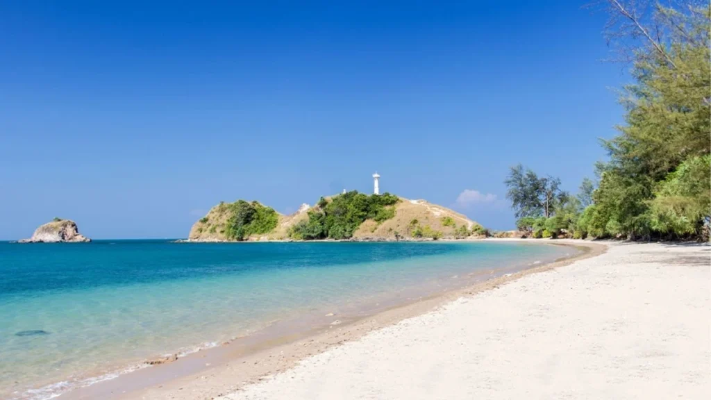 Vor der Küste Lanta Nois erhebt sich Koh Talabeng wie gezackte Wirbel aus dem Meer. Einheimische nennen sie manchmal Lantas private Halong-Bucht, obwohl der Vergleich hinkt. Hier gibt es keine Ausflugsboote, aber Besucher können mit dem Kajak in Höhlen und Lagunen paddeln, wo die Stille nur vom Echo ihrer eigenen Paddelschläge unterbrochen wird. Rau und dramatisch bleibt diese Bucht unter dem Radar. Mu Koh Lanta Nationalpark