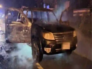 Rettungskräfte bekämpfen heftigen Brand, Limousine wird zu Wrack