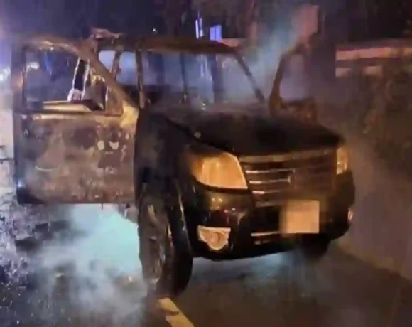 Rettungskräfte bekämpfen heftigen Brand, Limousine wird zu Wrack