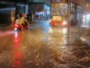 Warnungen herausgegeben, da Unwetter zu Störungen im Reise- und Alltagsleben führen könnten